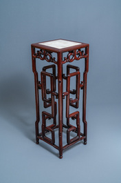 Un grand socle en bois sculpt&eacute; incrust&eacute; de marbre, Chine, 20&egrave;me