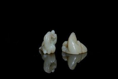 Deux groupes en jade sculpt&eacute; aux sujets animaliers, Qing