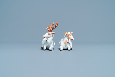 Deux mod&egrave;les de cerfs en porcelaine, probablement Chelsea, Angleterre, 18&egrave;me