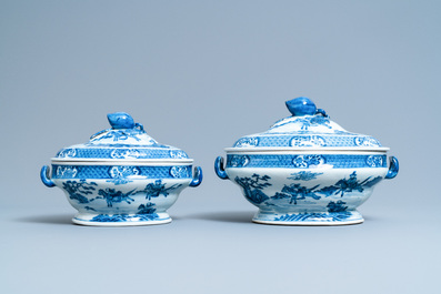 Un service en porcelaine de Chine en bleu et blanc &agrave; d&eacute;cor de sc&egrave;nes de chasse, 18/19&egrave;me