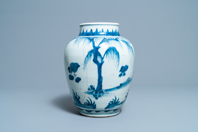 Un vase en porcelaine de Chine en bleu et blanc &agrave; d&eacute;cor de figures dans un paysage, &eacute;poque Transition