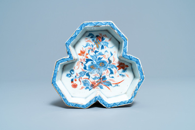 Three Chinese Imari-style covered jugs on stand, Kangxi