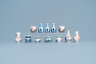 Twaalf Chinese blauw-witte en Imari-stijl miniaturen, Kangxi