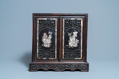 Un cabinet &agrave; deux portes en bois sculpt&eacute; incrust&eacute; de nacre, Chine ou Vietnam, 19&egrave;me