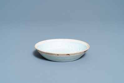 Une coupe et un bol couvert en gr&egrave;s porcelaineux de type qingbai, Chine, Song/Yuan