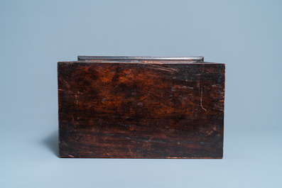 Un cabinet &agrave; deux portes en bois sculpt&eacute; incrust&eacute; de nacre, Chine ou Vietnam, 19&egrave;me
