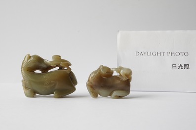 Quatre pi&egrave;ces en jade c&eacute;ladon et rouille sculpt&eacute; figurant des chevaux et des singes, Chine, 19&egrave;me