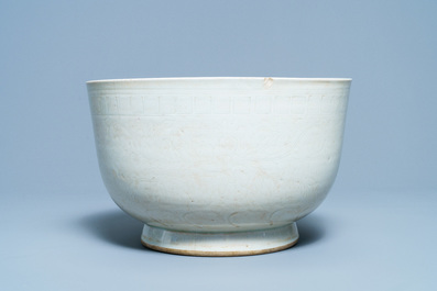 Un grand bol en porcelaine de Chine de Dehua &agrave; d&eacute;cor incis&eacute;, Ming