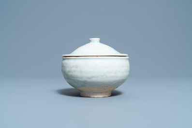 Une coupe et un bol couvert en gr&egrave;s porcelaineux de type qingbai, Chine, Song/Yuan