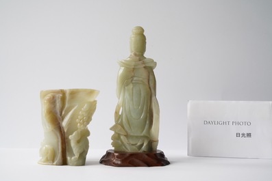 Un pot &agrave; pinceaux et une figure de Guanyin en jade sculpt&eacute;, Chine, Qing