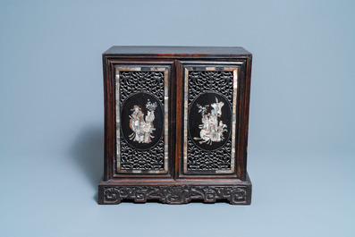 Un cabinet &agrave; deux portes en bois sculpt&eacute; incrust&eacute; de nacre, Chine ou Vietnam, 19&egrave;me