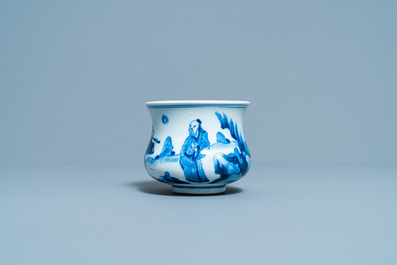 Un br&ucirc;le-parfum en porcelaine de Chine en bleu et blanc &agrave; d&eacute;cor de figures dans un paysage, Kangxi
