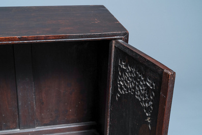 Un cabinet &agrave; deux portes en bois sculpt&eacute; incrust&eacute; de nacre, Chine ou Vietnam, 19&egrave;me