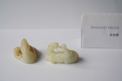 Deux groupes en jade sculpt&eacute; aux sujets animaliers, Qing
