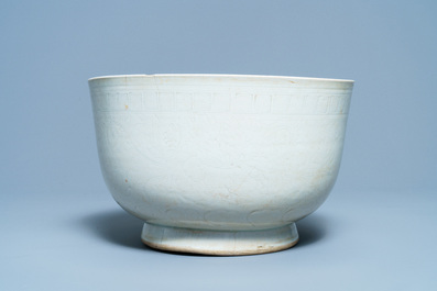 Un grand bol en porcelaine de Chine de Dehua &agrave; d&eacute;cor incis&eacute;, Ming