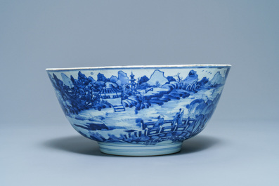 Een grote Chinese blauw-witte kom met figuren in een landschap, Kangxi