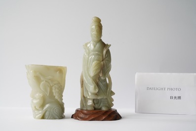 Un pot &agrave; pinceaux et une figure de Guanyin en jade sculpt&eacute;, Chine, Qing