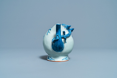 A Chinese blue and white peach-shaped cadogan teapot, 19th C.