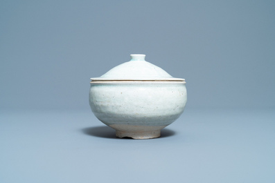 Une coupe et un bol couvert en gr&egrave;s porcelaineux de type qingbai, Chine, Song/Yuan