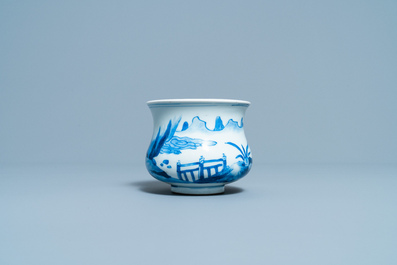 Un br&ucirc;le-parfum en porcelaine de Chine en bleu et blanc &agrave; d&eacute;cor de figures dans un paysage, Kangxi