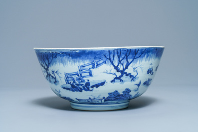 Een grote Chinese blauw-witte kom met figuren in een landschap, Kangxi