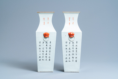 Een paar vierkante Chinese famille rose vazen, 19/20e eeuw