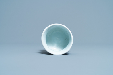 Un br&ucirc;le-parfum en porcelaine de Chine en bleu et blanc &agrave; d&eacute;cor de figures dans un paysage, Kangxi