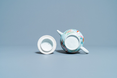 Een Chinese famille rose theepot met erotische voorstelling, Yongzheng