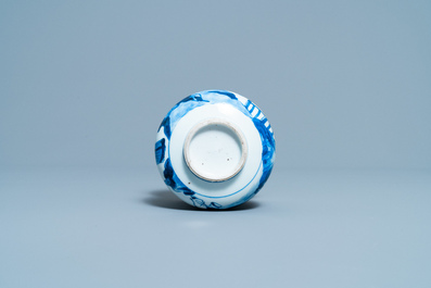 Un br&ucirc;le-parfum en porcelaine de Chine en bleu et blanc &agrave; d&eacute;cor de figures dans un paysage, Kangxi