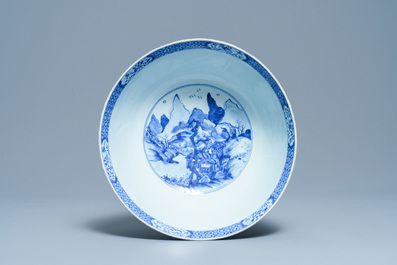 Een grote Chinese blauw-witte kom met figuren in een landschap, Kangxi