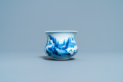 Un br&ucirc;le-parfum en porcelaine de Chine en bleu et blanc &agrave; d&eacute;cor de figures dans un paysage, Kangxi