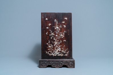 Un cabinet &agrave; deux portes en bois sculpt&eacute; incrust&eacute; de nacre, Chine ou Vietnam, 19&egrave;me