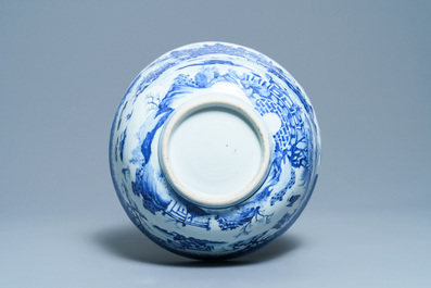 Een grote Chinese blauw-witte kom met figuren in een landschap, Kangxi