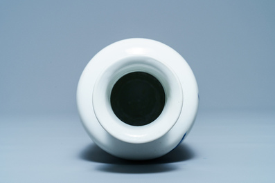 Un vase de forme rouleau en porcelaine de Chine en bleu et blanc &agrave; d&eacute;cor de qilins, Kangxi
