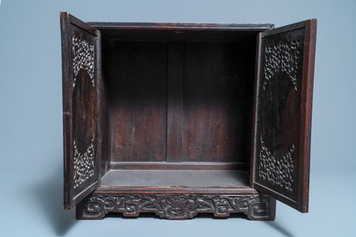 Un cabinet &agrave; deux portes en bois sculpt&eacute; incrust&eacute; de nacre, Chine ou Vietnam, 19&egrave;me
