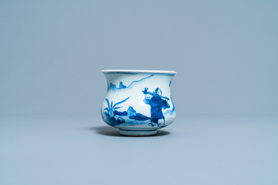 Un br&ucirc;le-parfum en porcelaine de Chine en bleu et blanc &agrave; d&eacute;cor de figures dans un paysage, Kangxi