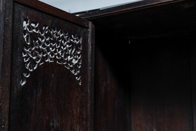 Un cabinet &agrave; deux portes en bois sculpt&eacute; incrust&eacute; de nacre, Chine ou Vietnam, 19&egrave;me