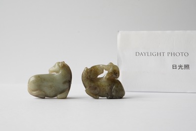 Quatre pi&egrave;ces en jade c&eacute;ladon et rouille sculpt&eacute; figurant des chevaux et des singes, Chine, 19&egrave;me