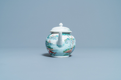 Een Chinese famille rose theepot met erotische voorstelling, Yongzheng