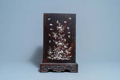 Un cabinet &agrave; deux portes en bois sculpt&eacute; incrust&eacute; de nacre, Chine ou Vietnam, 19&egrave;me