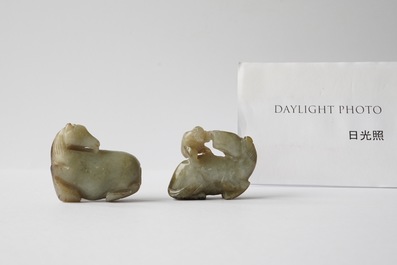 Quatre pi&egrave;ces en jade c&eacute;ladon et rouille sculpt&eacute; figurant des chevaux et des singes, Chine, 19&egrave;me