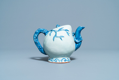 A Chinese blue and white peach-shaped cadogan teapot, 19th C.