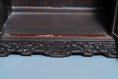 Un cabinet &agrave; deux portes en bois sculpt&eacute; incrust&eacute; de nacre, Chine ou Vietnam, 19&egrave;me