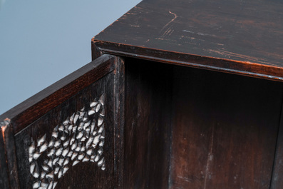 Un cabinet &agrave; deux portes en bois sculpt&eacute; incrust&eacute; de nacre, Chine ou Vietnam, 19&egrave;me