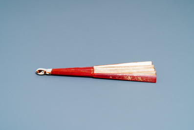 A Chinese painted paper and lacquered wood fan, 18/19th C.