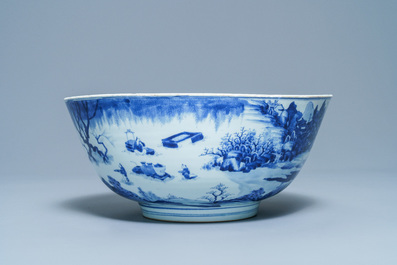 Een grote Chinese blauw-witte kom met figuren in een landschap, Kangxi