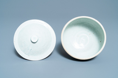 Une coupe et un bol couvert en gr&egrave;s porcelaineux de type qingbai, Chine, Song/Yuan