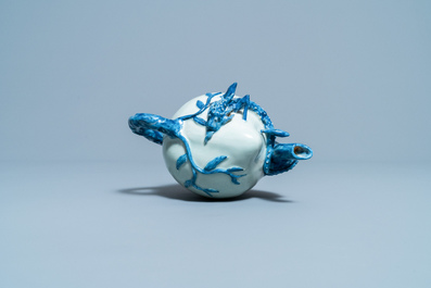 A Chinese blue and white peach-shaped cadogan teapot, 19th C.