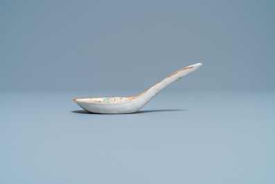 A Chinese famille rose 'millefleurs' spoon, Juren Tang Zhi mark, Republic