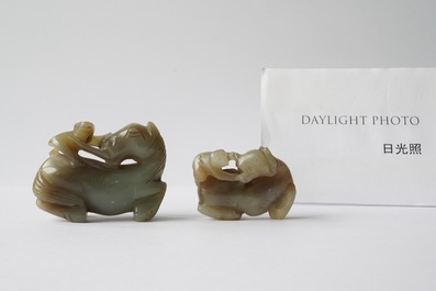Quatre pi&egrave;ces en jade c&eacute;ladon et rouille sculpt&eacute; figurant des chevaux et des singes, Chine, 19&egrave;me